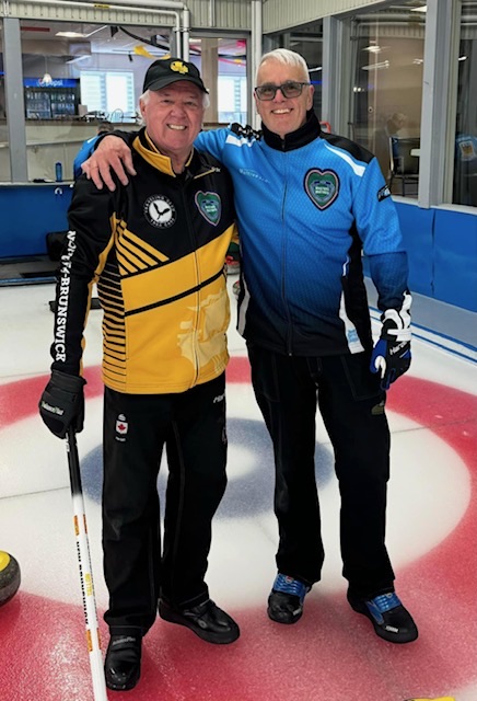 Des compétiteurs partageant une accolade sur la glace