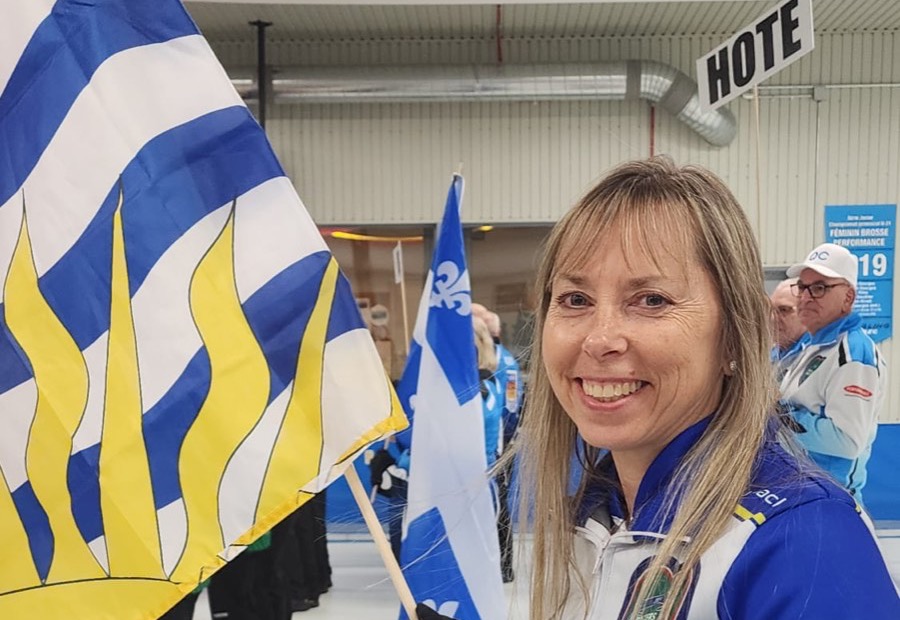 Cowan portant le drapeau lors de la cérémonie d'ouverture